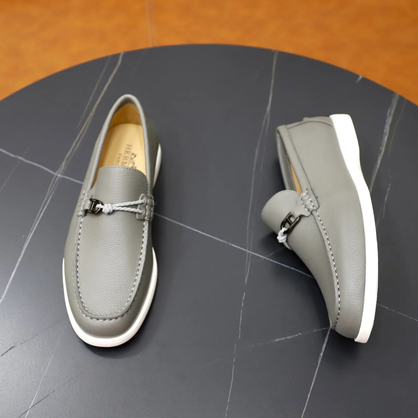 Ex-factory price: 560💰Hermès/Hermès slip-on men's shoes. This shoe is made of imported pebbled cowhide. It has simple and smooth lines and is combined with aerodynamically designed 3CM rubber foam ultra-light soles! Youthful and fashionable, classic H-shaped hardware buckle decoration, calf lining gently wraps the feet, with logo cowhide feet, casual and urban style, highlighting youthful vitality, sports and leisure version, super versatile, code number: 38-39-40-41-42-43-44 standard leather shoe size (45 can be customized but does not support returns)